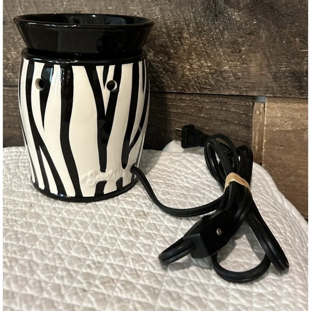 SCENTSY Warmer Zebra Full Size Wax Warmer Black &‎ White Safari